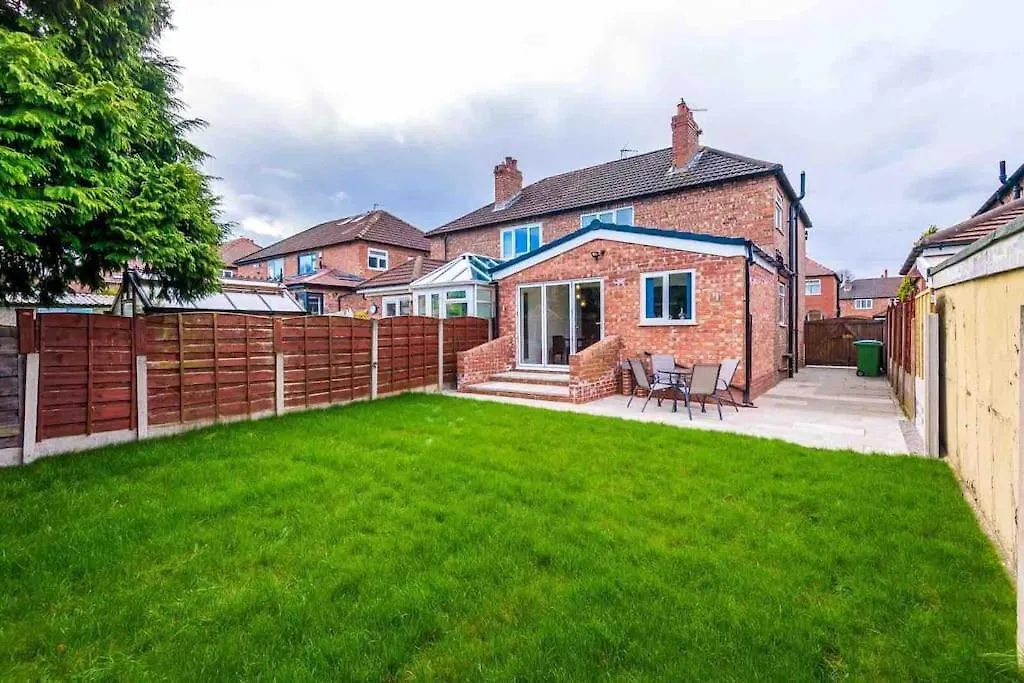 Sandileigh House By Yourstays - Luxurious 3 Bedroom House In Altrincham 0*,