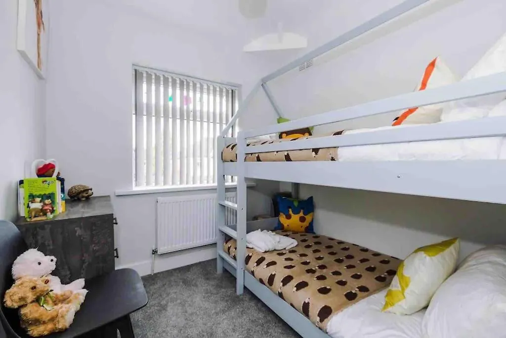 Sandileigh House By Yourstays - Luxurious 3 Bedroom House In Altrincham Holiday home