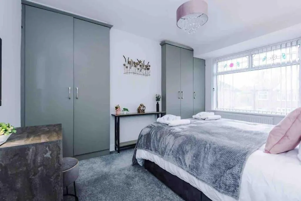 Holiday home Sandileigh House By Yourstays - Luxurious 3 Bedroom House In Altrincham